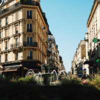 Rue Mouffetard à Paris avec sa fontaine