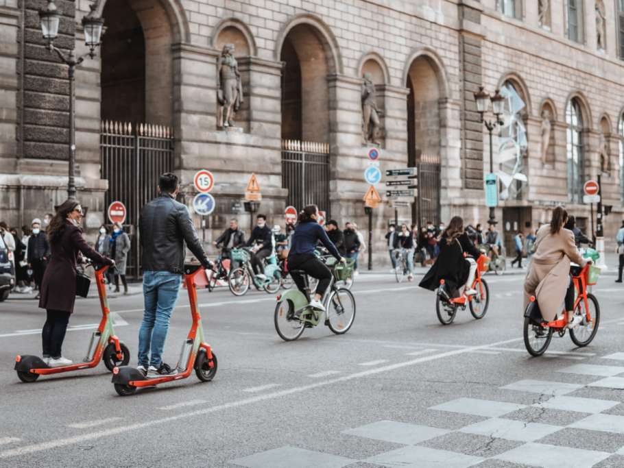 Cyclistes et trotinettes dans Paris